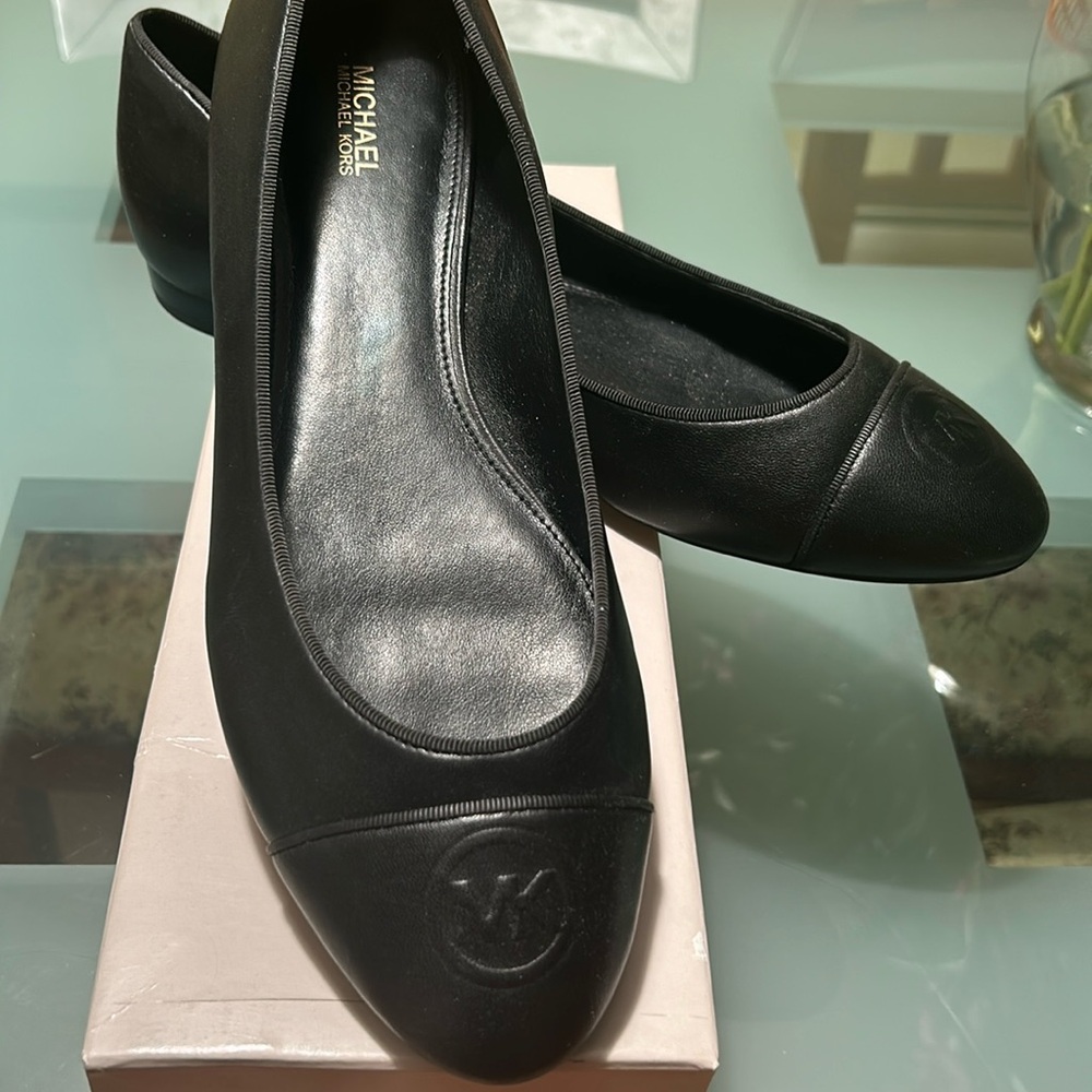Michael Michael Kors new black leather shoes   Size 10